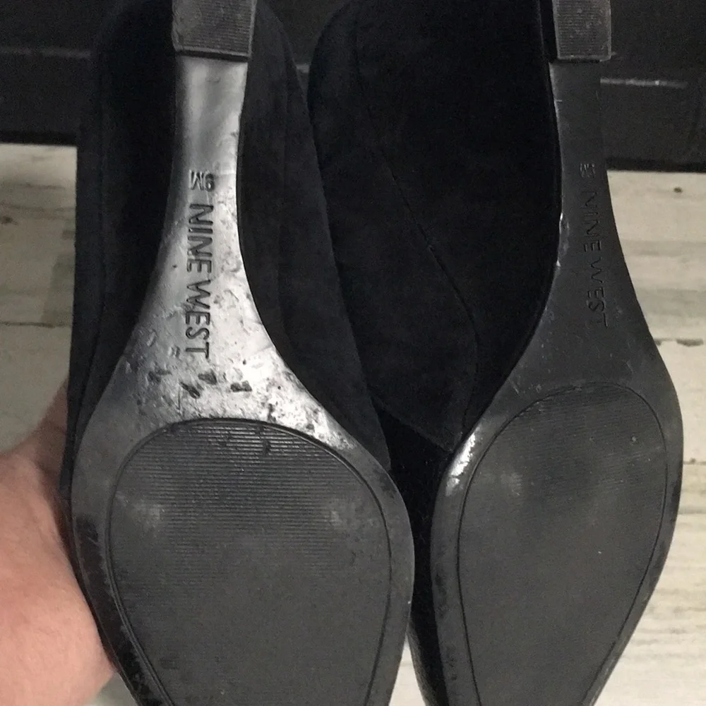 Nine West woman’s black faux snake look toe, suede in back dress wedge size 9M